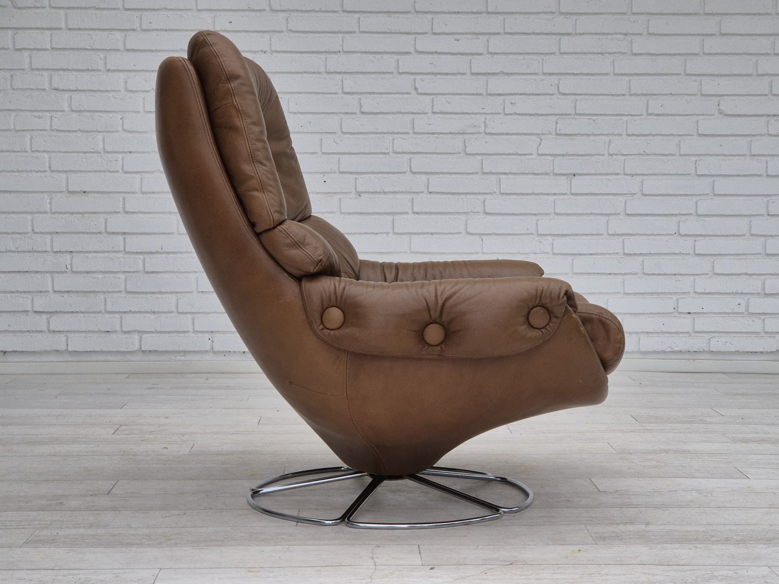 photo for sale Jaren 1970, Scandinavische Draaifauteuil, Bruinleren Bekleding.