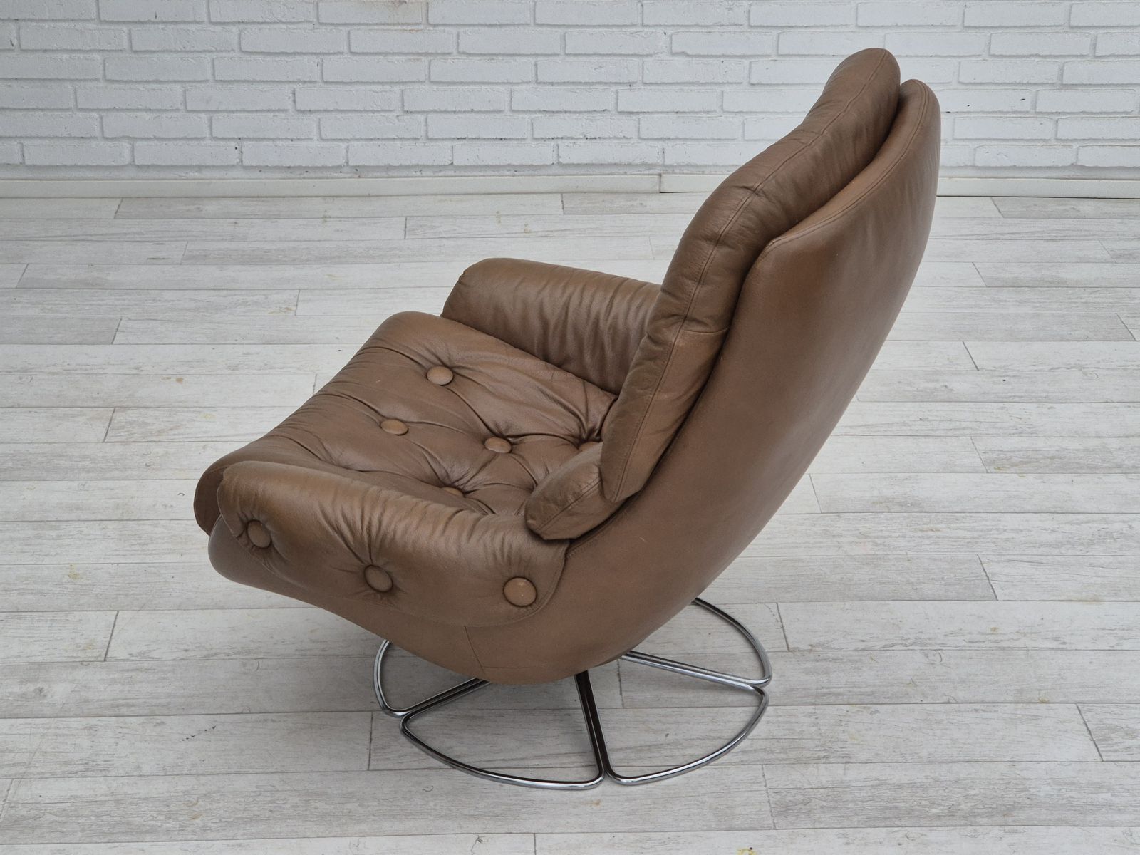photo vintage 1970s, Scandinavian Swivel Chair, Original Condition, Brown Furniture Leather.