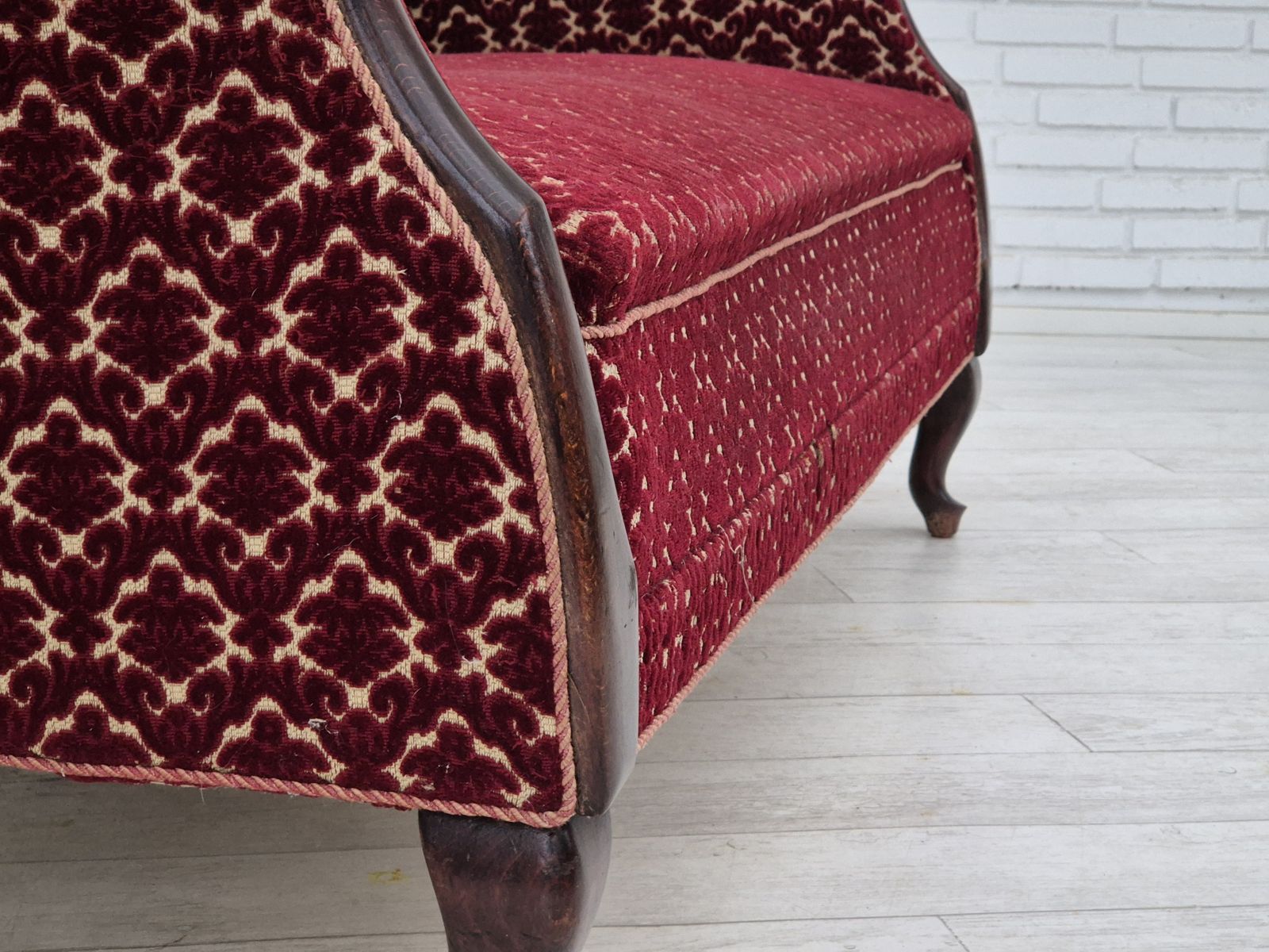 photo vintage 1950s, Danish 3 Seater Sofa, Original Condition, Furniture Velour, Beech Wood.