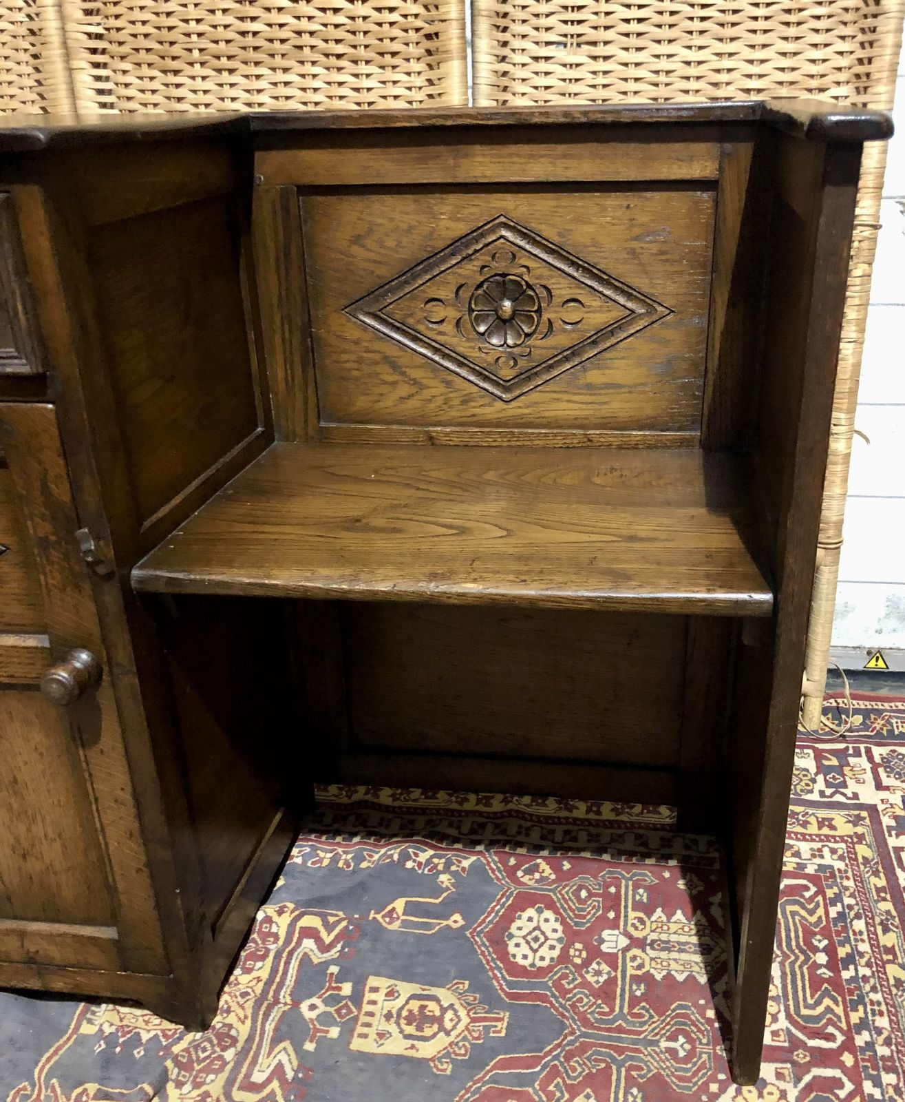 photo vintage Handsome Vintage Carved Oak Hall Seat