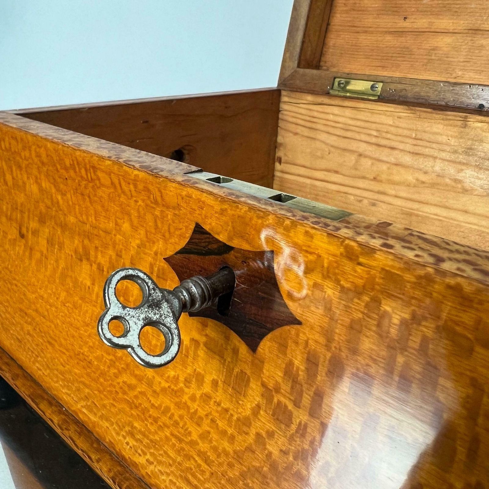 photo vintage Historicism Box, Floral Ash Veneer, Rosewood, Austria Circa 1880