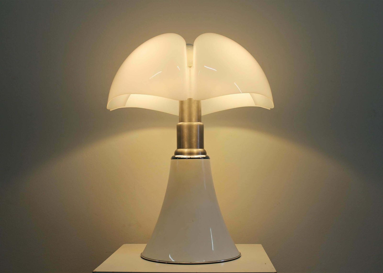 Gae Aulenti White Pipistrello Table Or Floor Lamp By Martinelli Luce 1965 photo buy