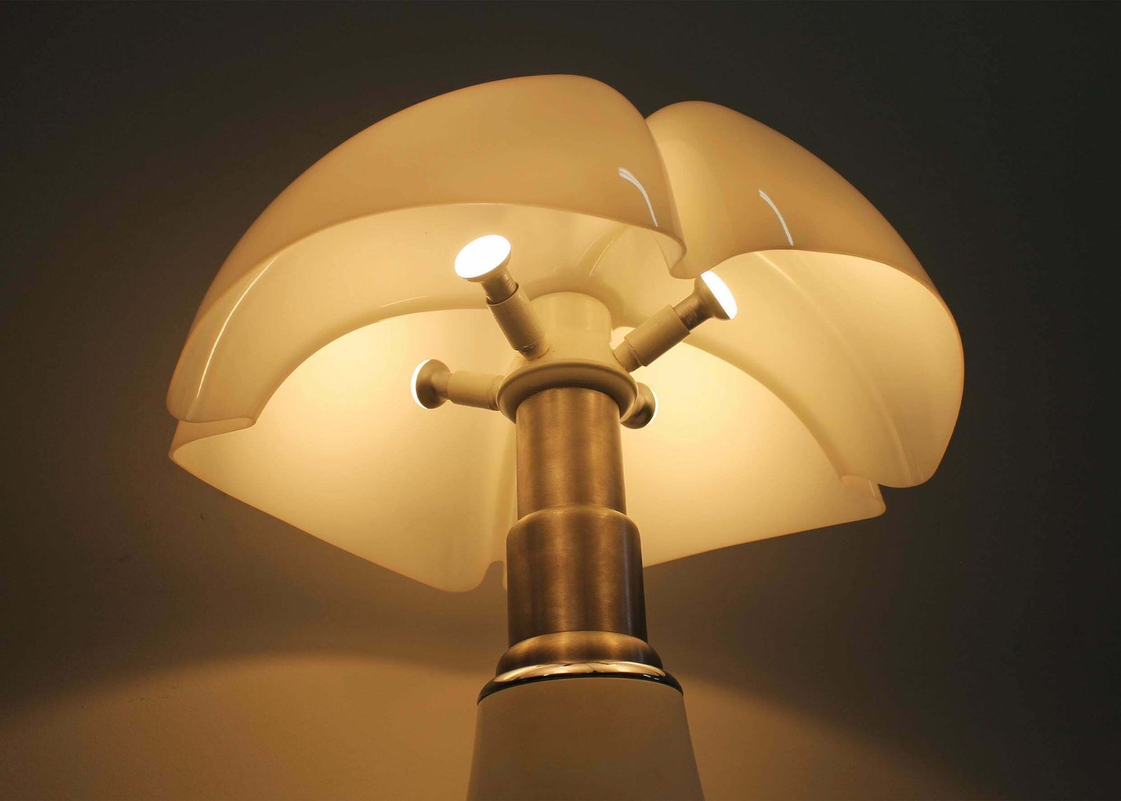 photo furniture Gae Aulenti White Pipistrello Table Or Floor Lamp By Martinelli Luce 1965