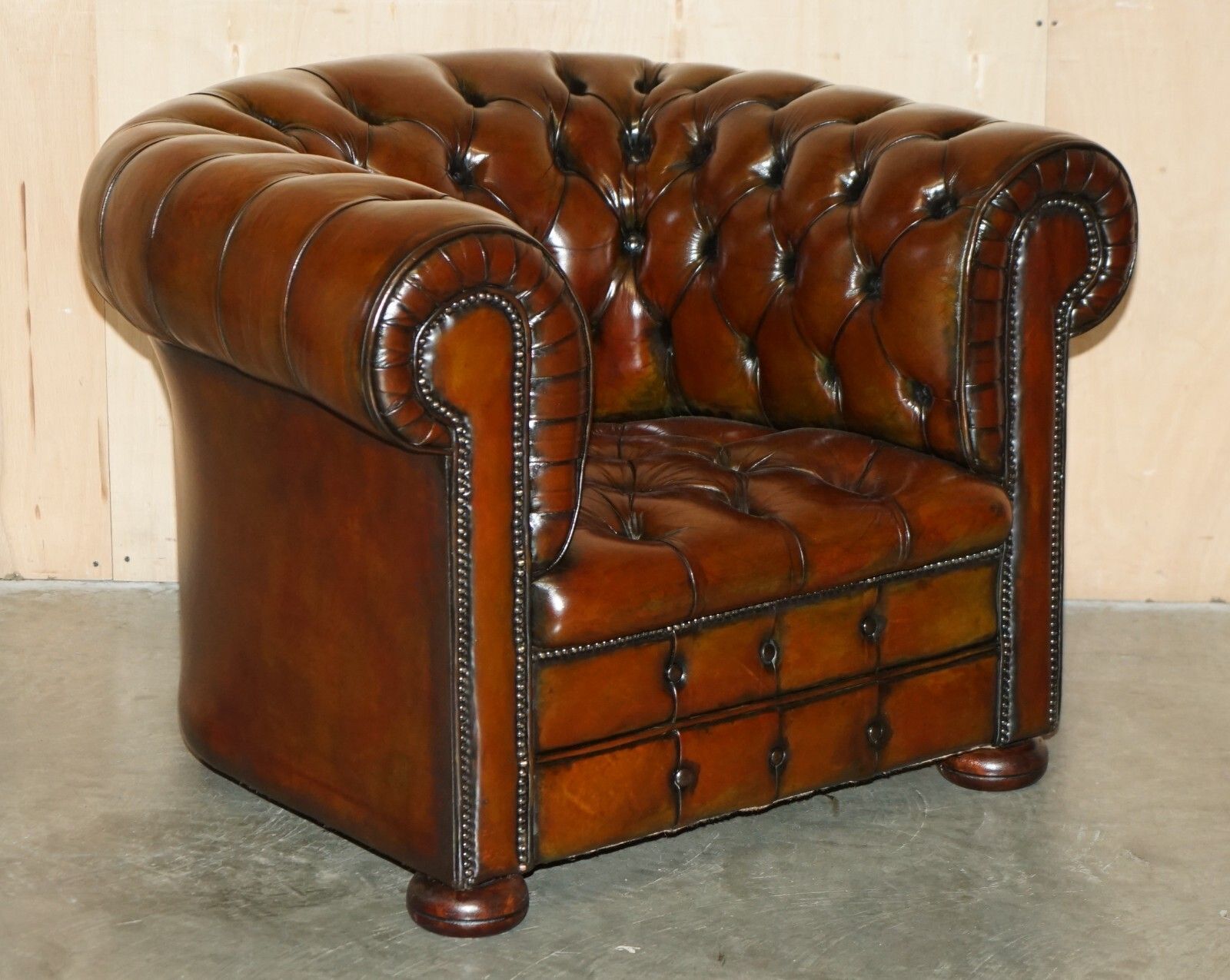 photo vinterior Pair Of Vintage Art Deco Restored Brown Leather Chesterfield Tufted Armchairs