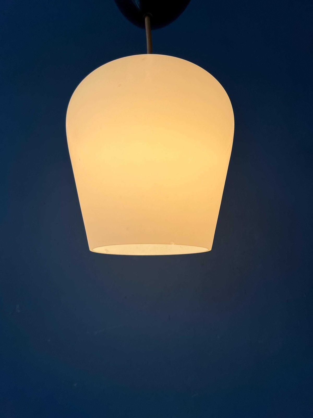 Kleine Mid Century Hanglamp Van Opaalkleurig Glas In Omgekeerde Tulpvorm photo Verlichting