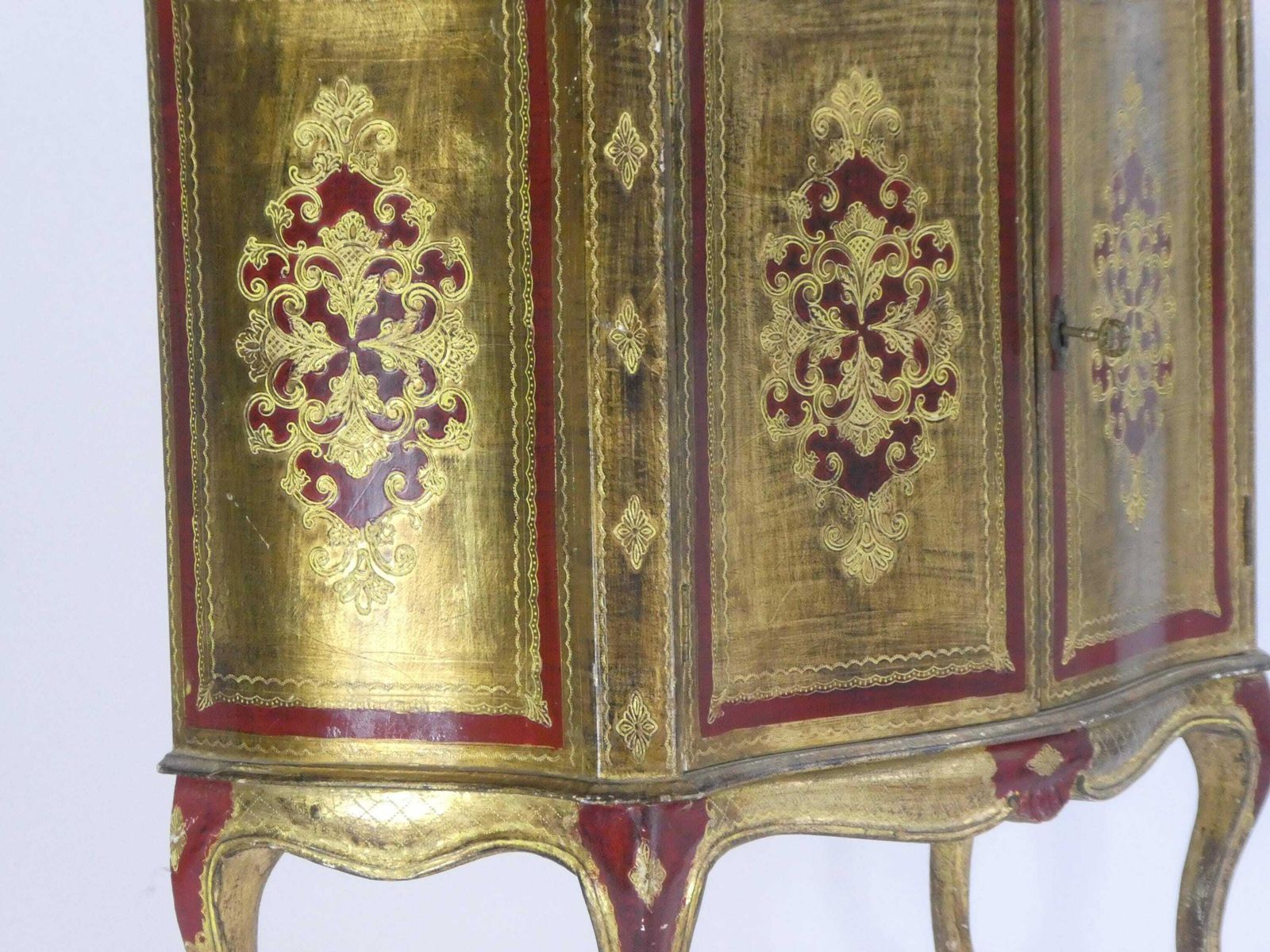 Large Florentine Wooden Chest Of Drawers, Italian Gold Gilt Hollywood Regency Red Dresser, Cabinet Hallway Furniture, Entryway Table photo for sale