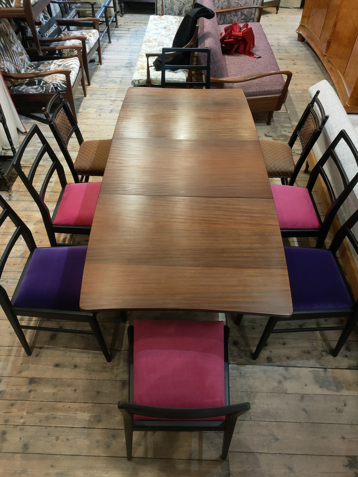 photo vintage A Large Mid 20th Century Extending Dining Table Designed By Richard Hornby For Fyne Ladye