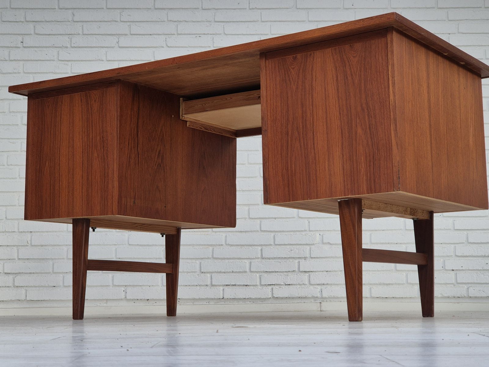 photo furniture 1960s, Danish Desk, Drawers, Teak Wood, Original.