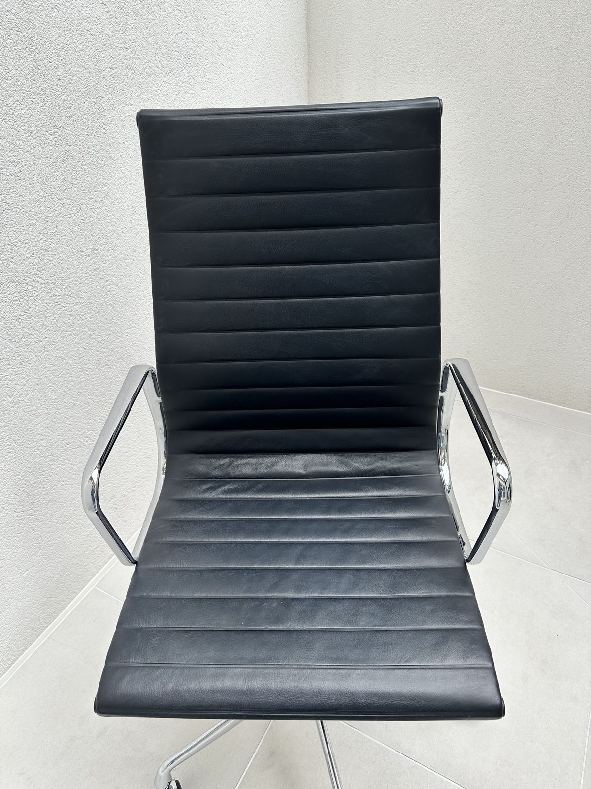 Vitra Ea 119 Eames Swivel Black Leather Armchair photo buy