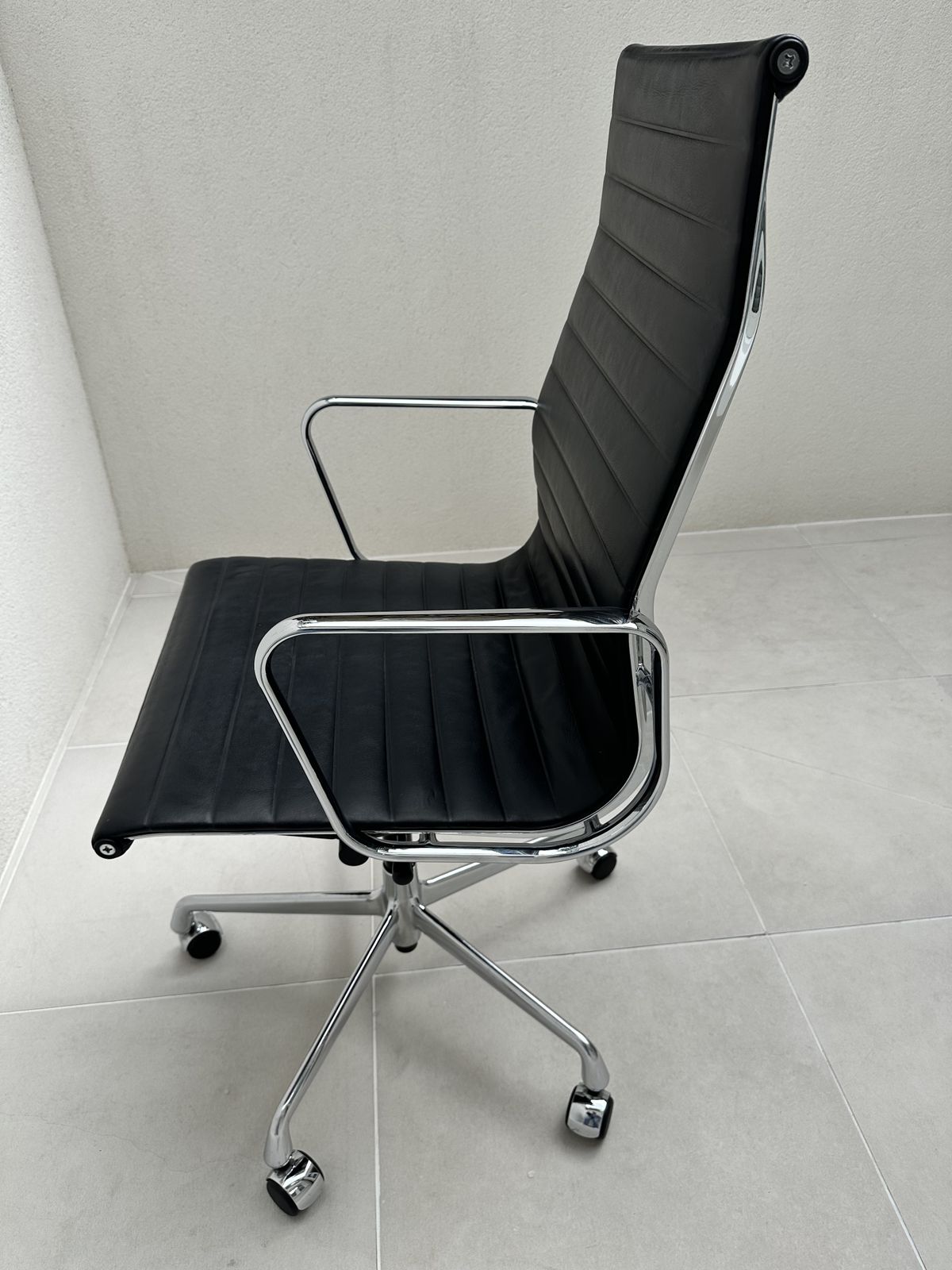 photo furniture Vitra Ea 119 Eames Swivel Black Leather Armchair
