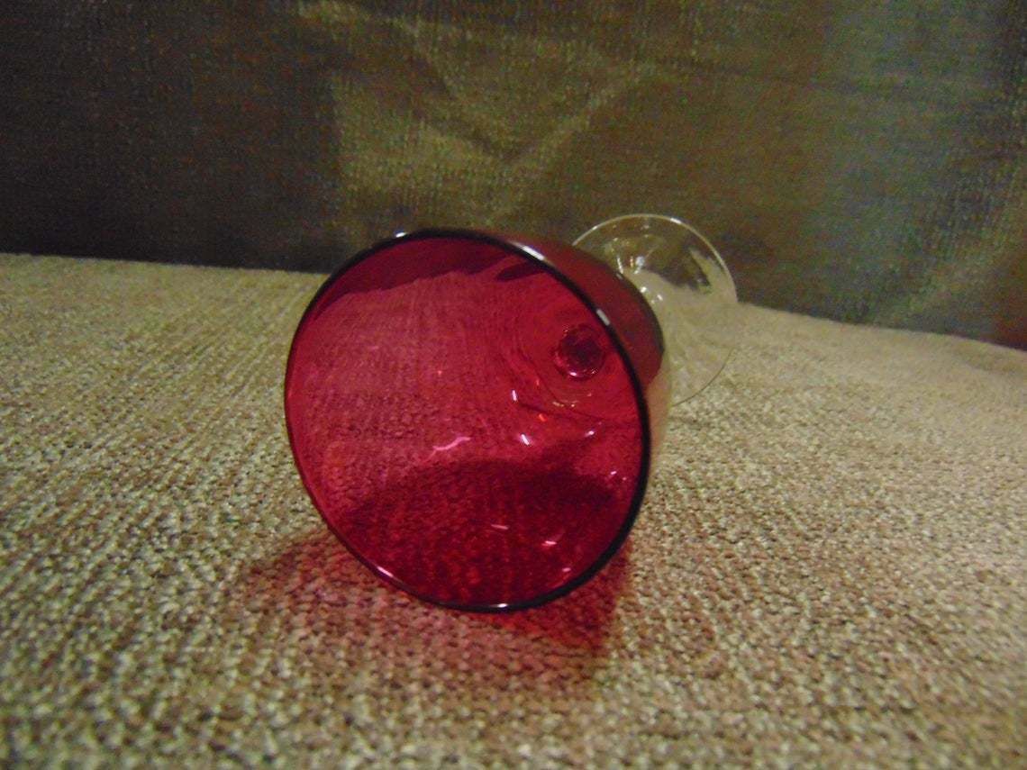 photo furniture Cranberry Glass Decanter With 6 Glasses