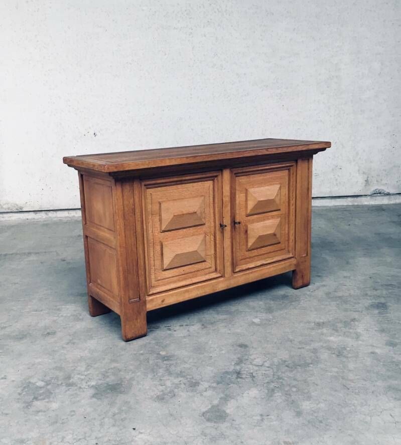 photo buy Brutalistisch Handgemaakt Eiken Kast Met 2 Deuren, België, Ca. Jaren 1950