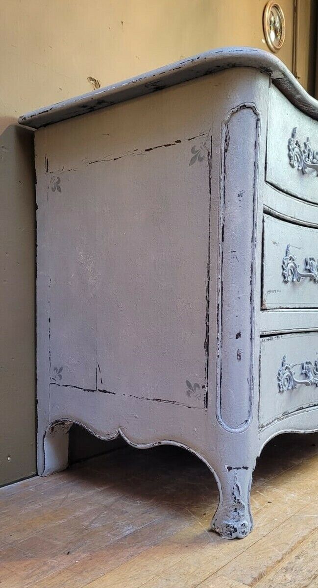 photo furniture Patinated Chest Of Drawers With 4 Drawers   18th Century