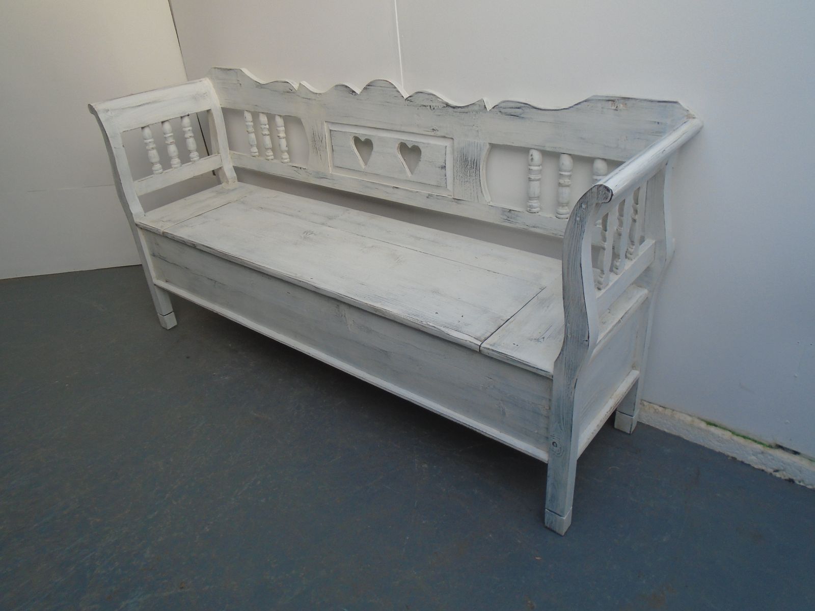 A Mottled White Heart Motif Antique Pine 3 Seater Box Settle