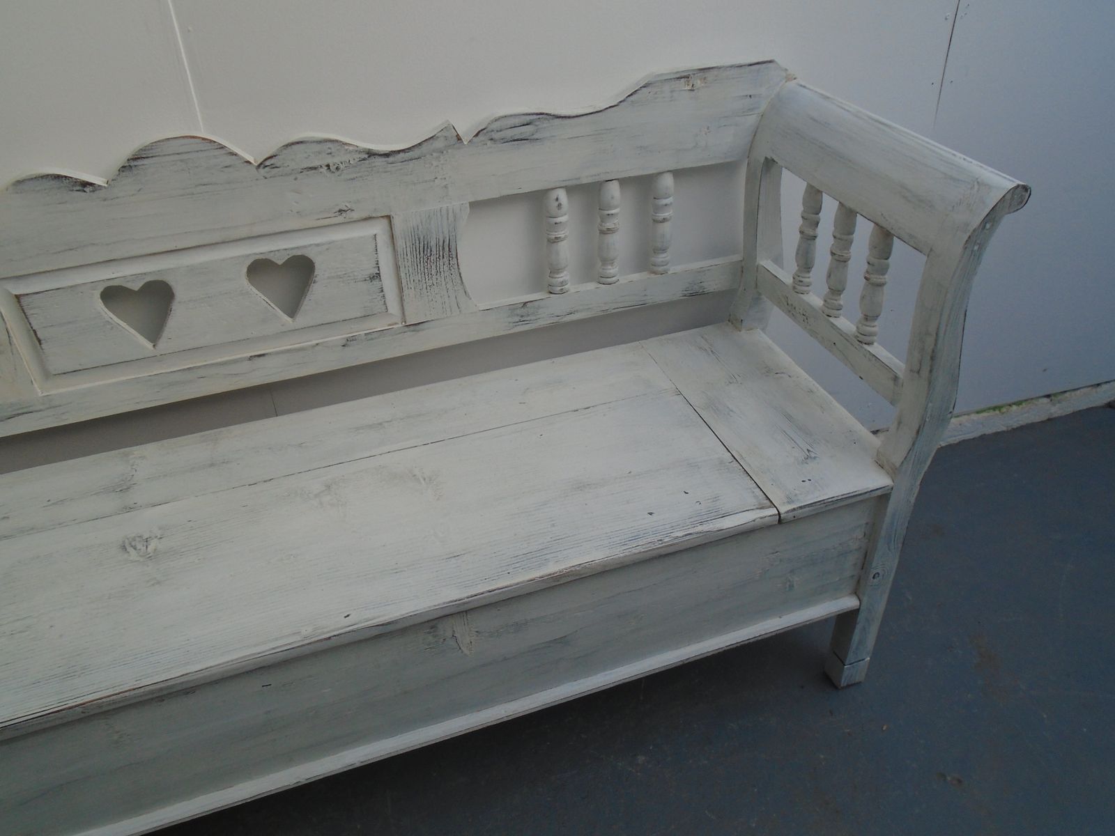 A Mottled White Heart Motif Antique Pine 3 Seater Box Settle photo vinterior