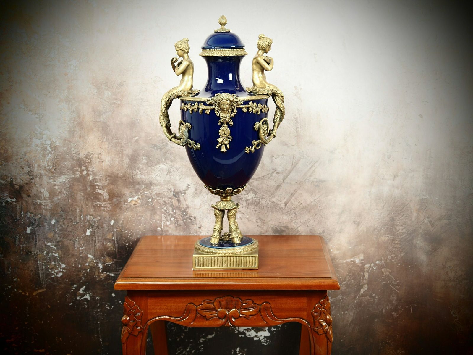Luxurious Antiqua Style Porcelain Vase With Bronze Lid: A Masterpiece Of Elegance And Sophistication