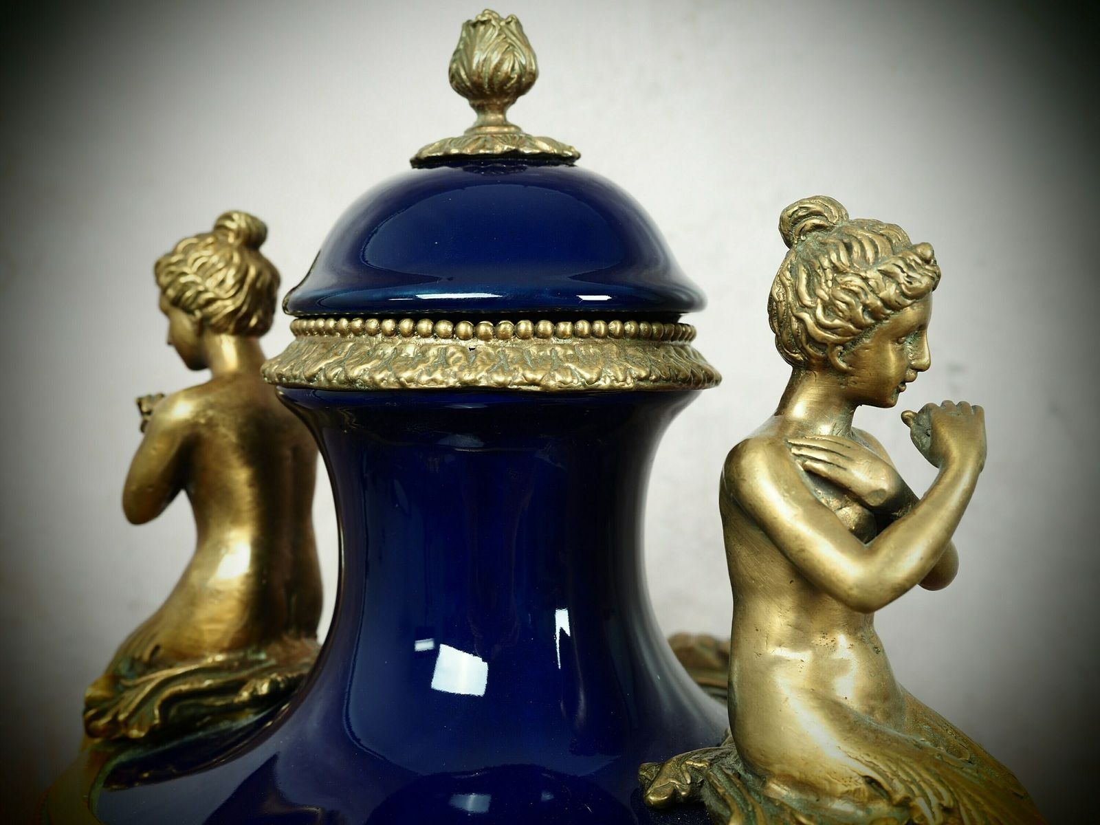 Luxurious Antiqua Style Porcelain Vase With Bronze Lid: A Masterpiece Of Elegance And Sophistication photo vintage