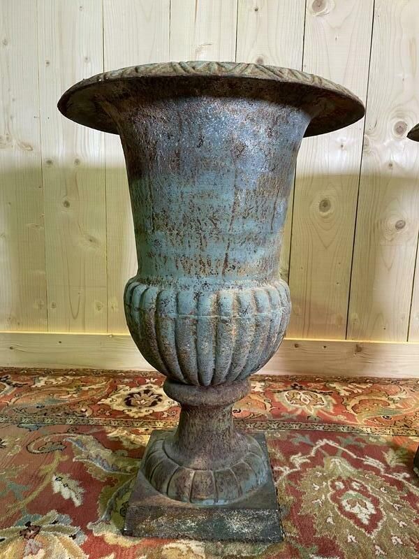 Paire De Vases Médicis En Fonte De Fer photo for sale
