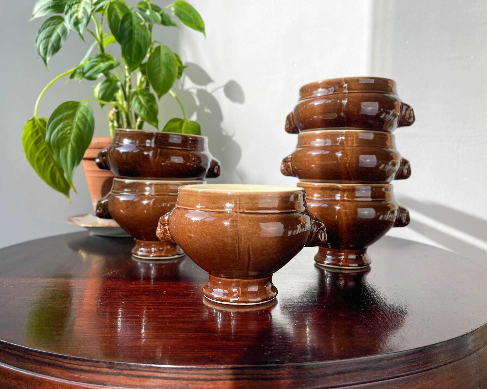 6 Vintage Emile Henry Soepkommen Met Leeuwenkophengsel – Bruin Keramiek, Made In France – Elegant En Traditioneel Frans Design
