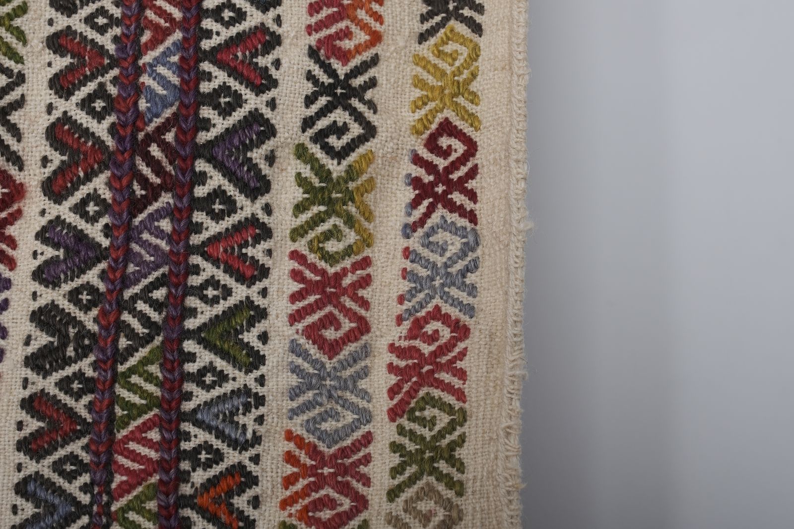 photo furniture Vintage Turkish Kilim Jajim Rug With Geometrical Design 5'1" X 11'9"