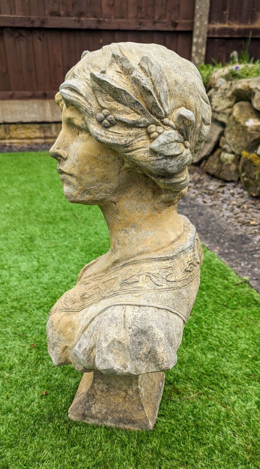 Vintage Marie Anne Garden Bust Ornemant English Stone Delivery Available 0050. photo Garden Decor