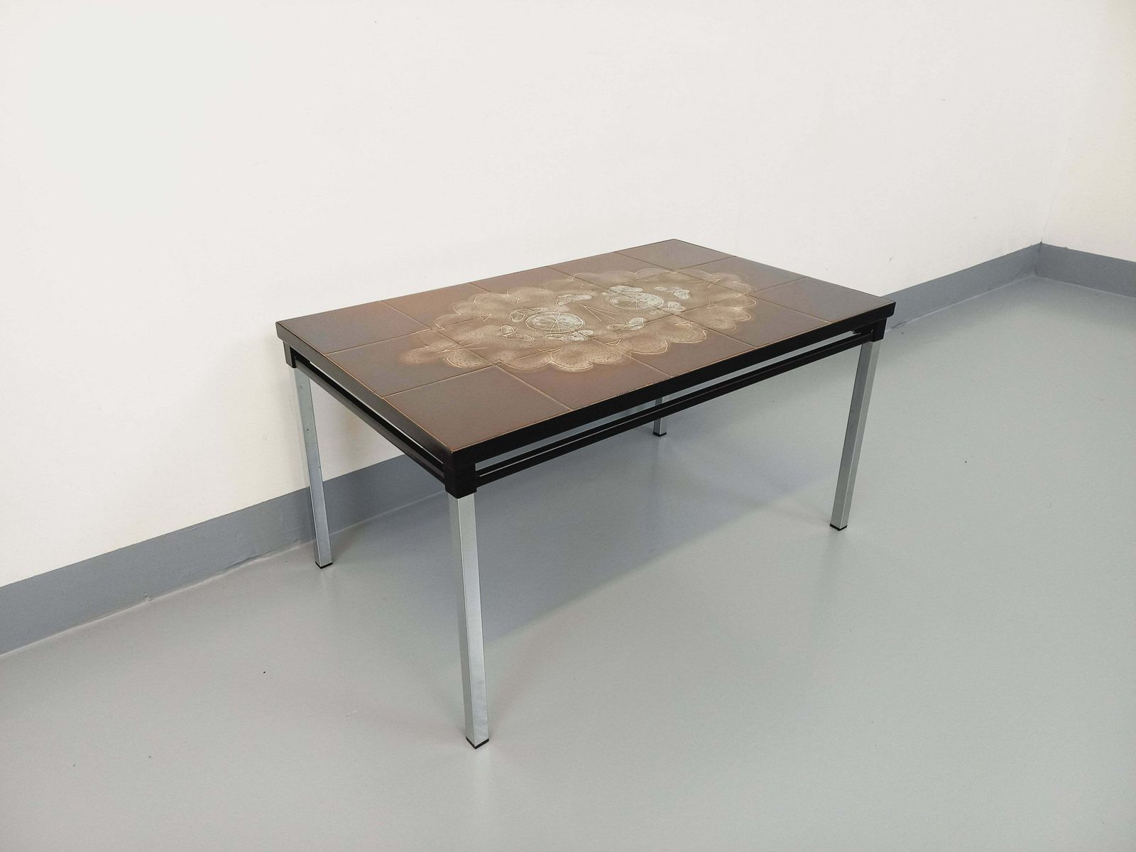 Rechthoekige salontafel van metaal en bruin keramiek