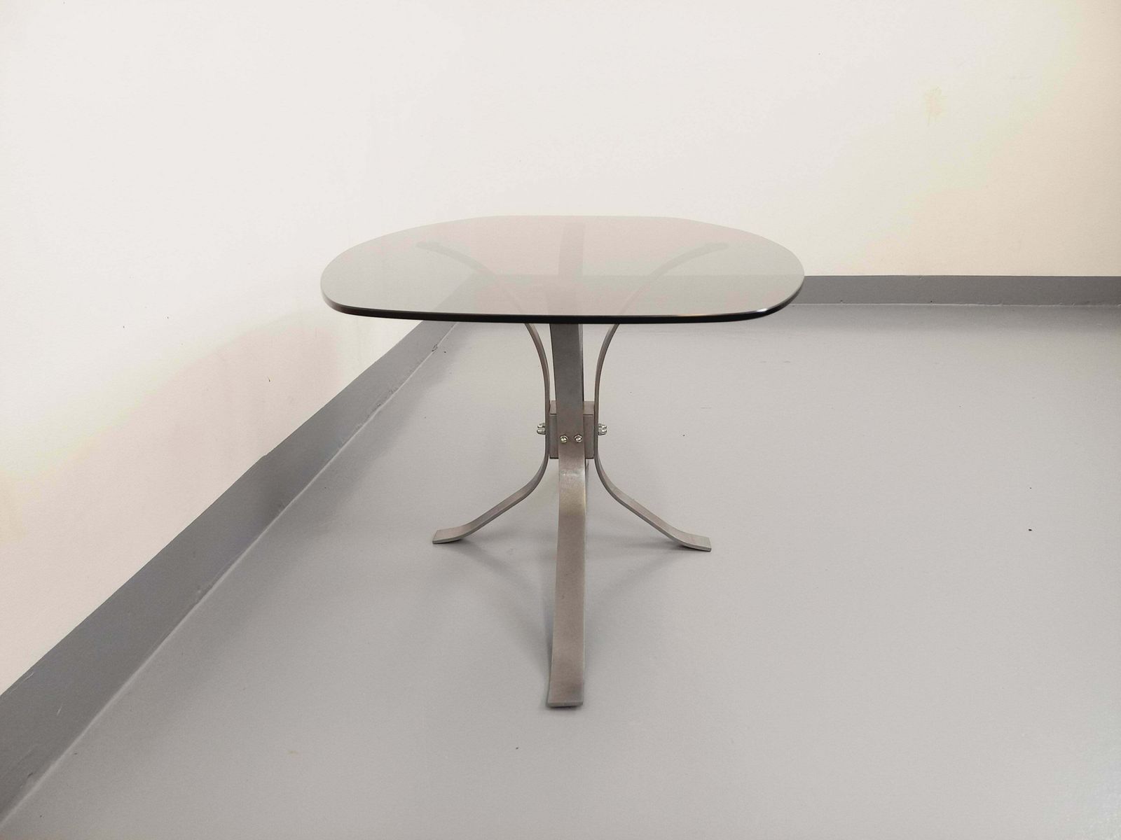 Table basse ovale en métal et verre fumé photo vinterior