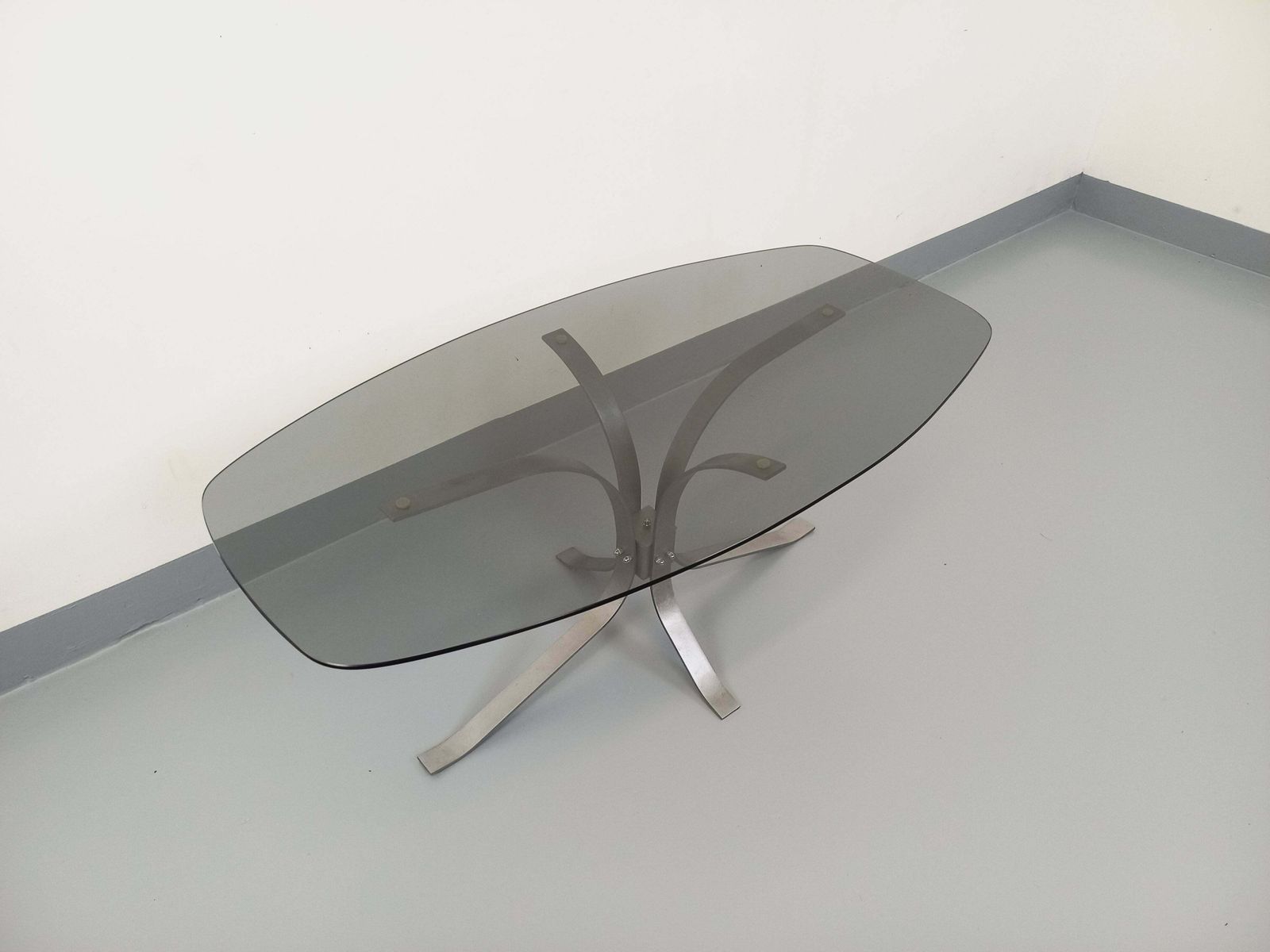 Mobilier Table basse ovale en métal et verre fumé photo