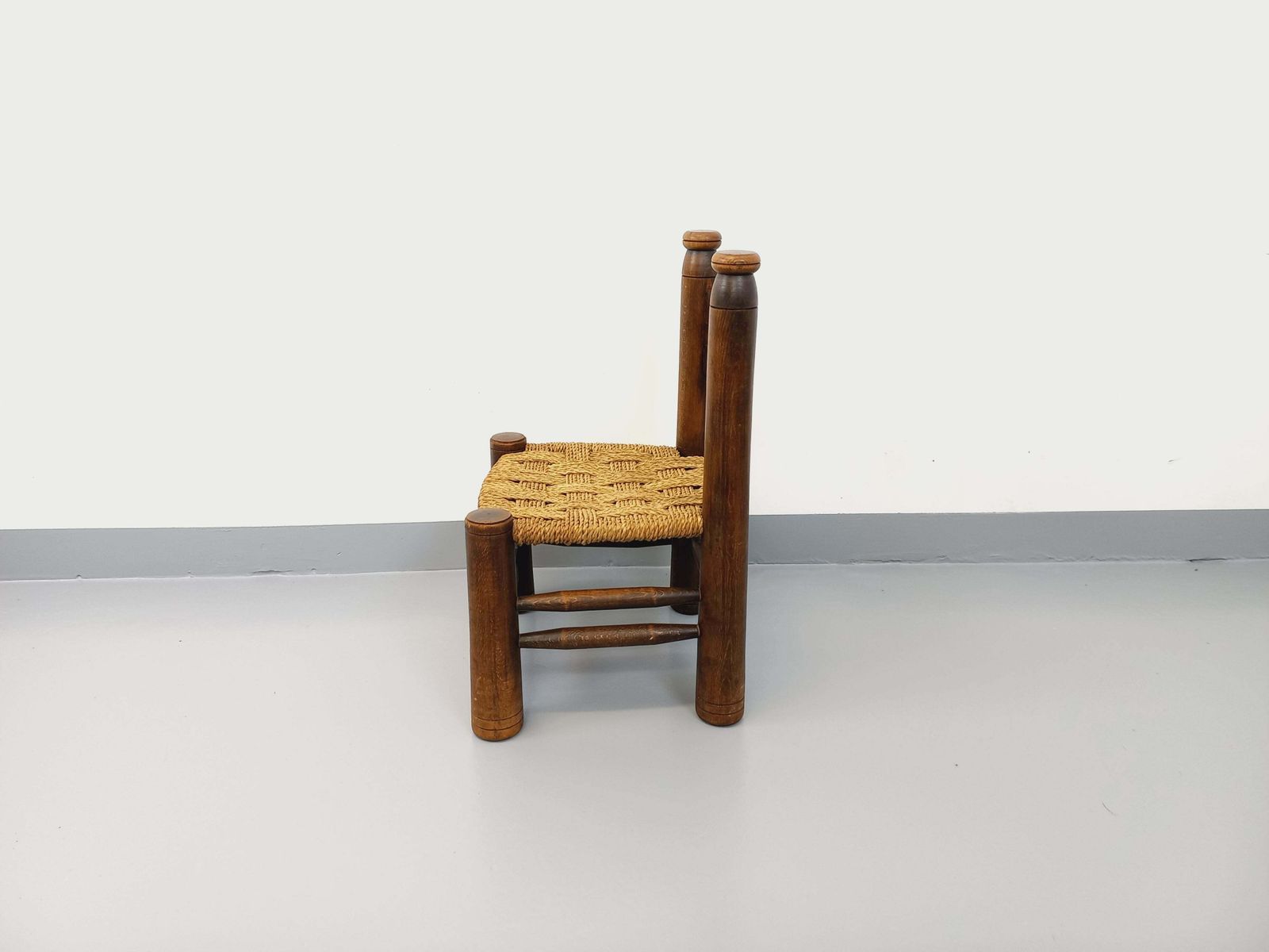 Fauteuil bas brutaliste Charles Dudouyt en bois photo vintage