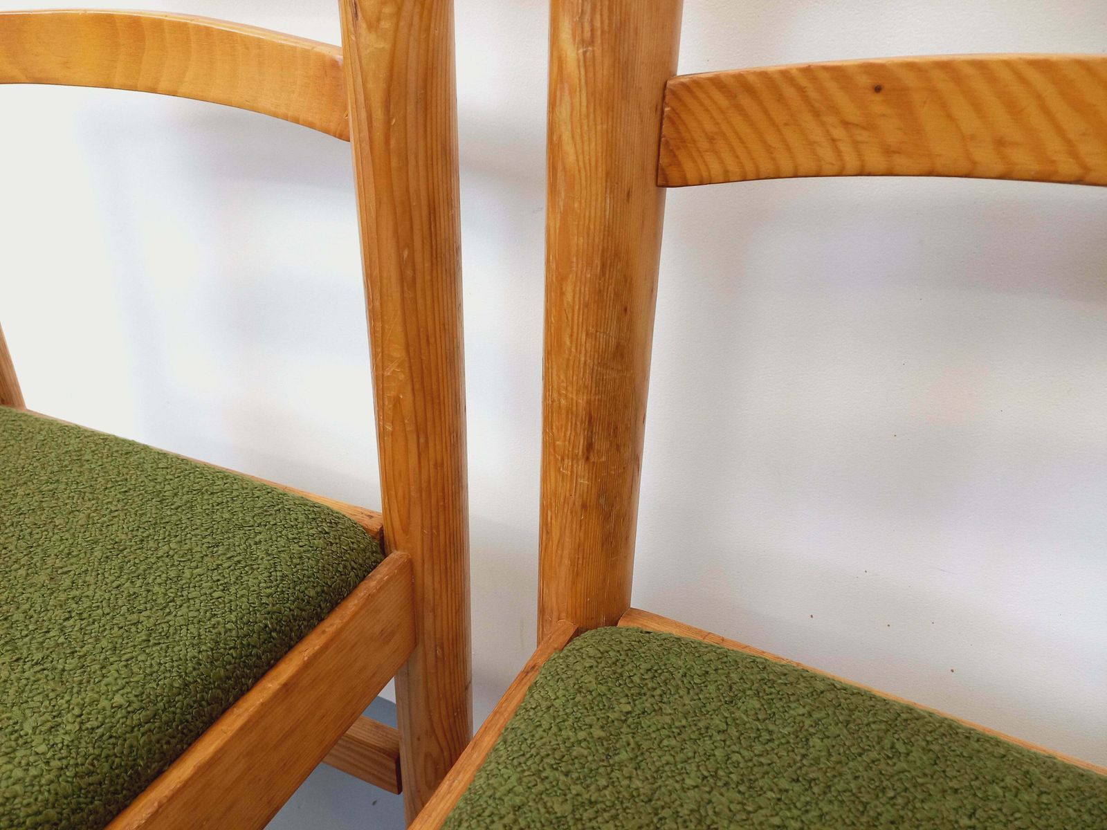 4 chaises en pin et tissu bouclette kaki photo vinterior