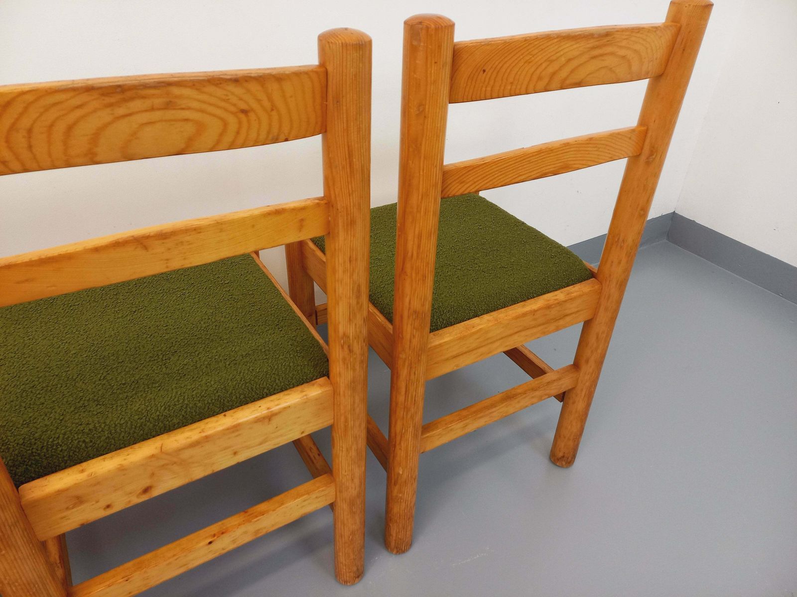 4 chaises en pin et tissu bouclette kaki photo vintage