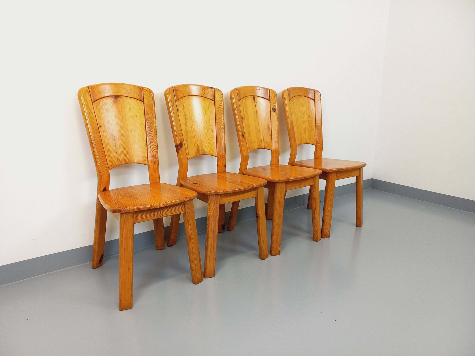 4 chaises pour Les Arcs en pin, attribuées à Charlotte Perriand photo furniture