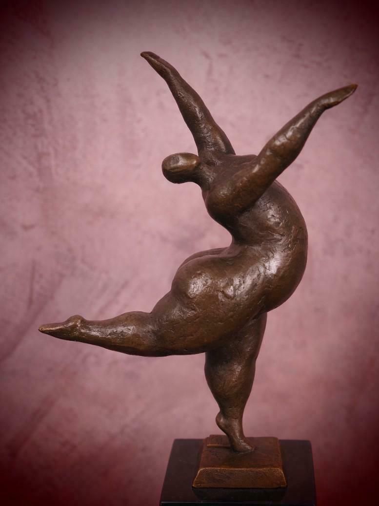 Modern Bronze Female Nude Sculpture – Elegant Art Décor, Perfect Gift For Art Lovers photo Art