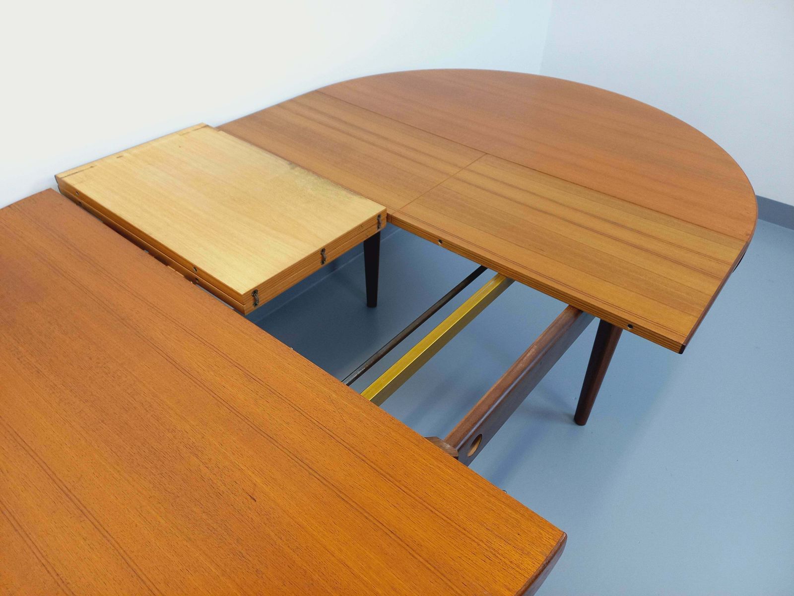 Mobilier Table ronde scandinave en teck avec 2 rallonges intégrées photo