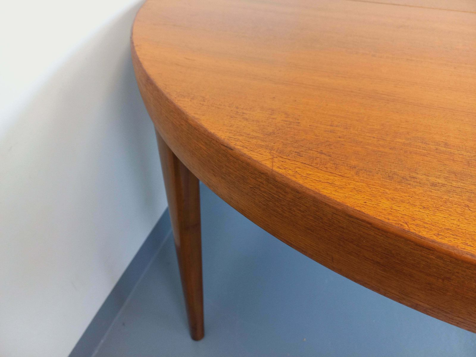 1607.0 Table ronde scandinave en teck avec 2 rallonges intégrées photo