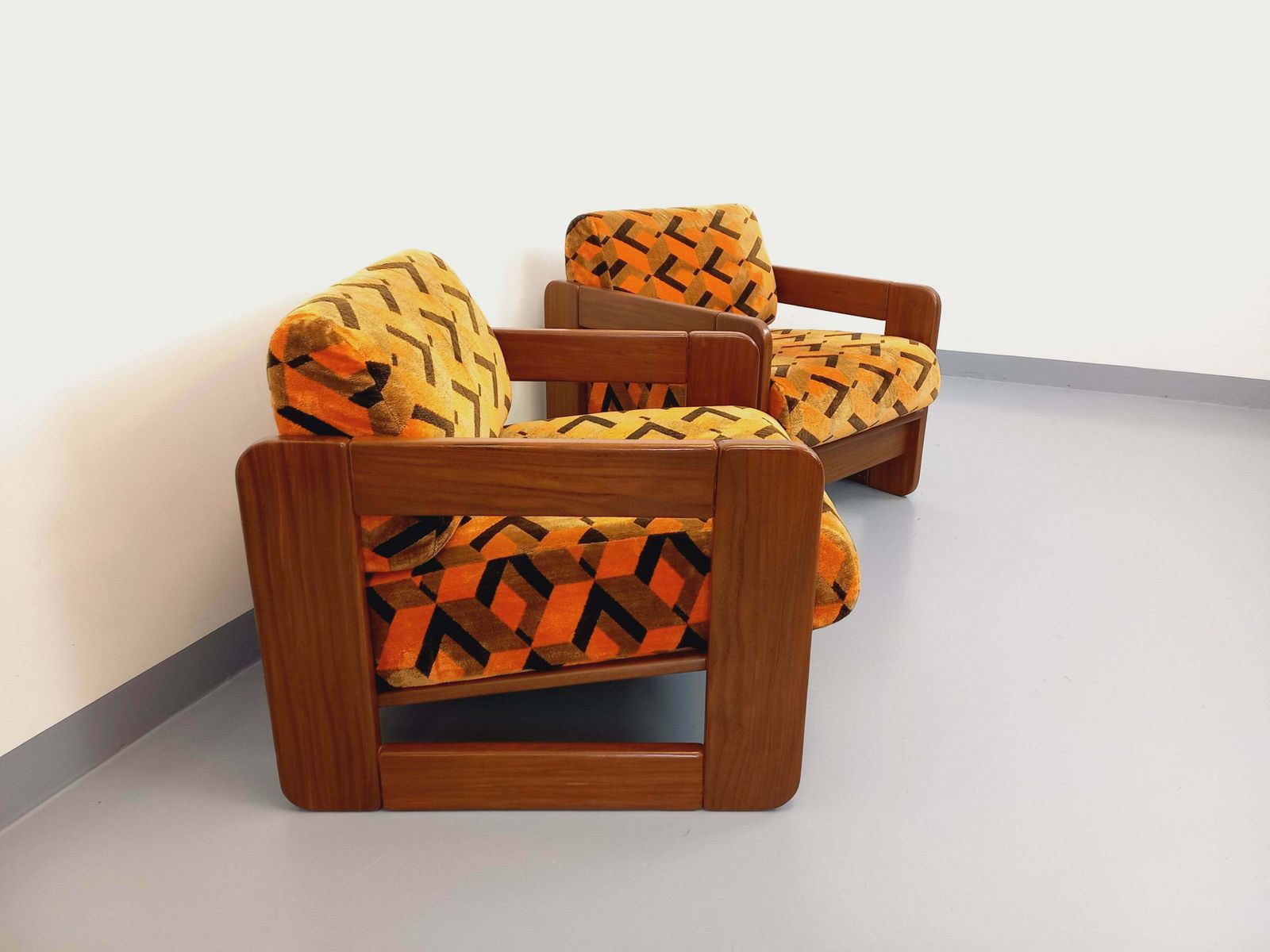 photo furniture 2 fauteuils à piètement traîneau en velours, années 1970