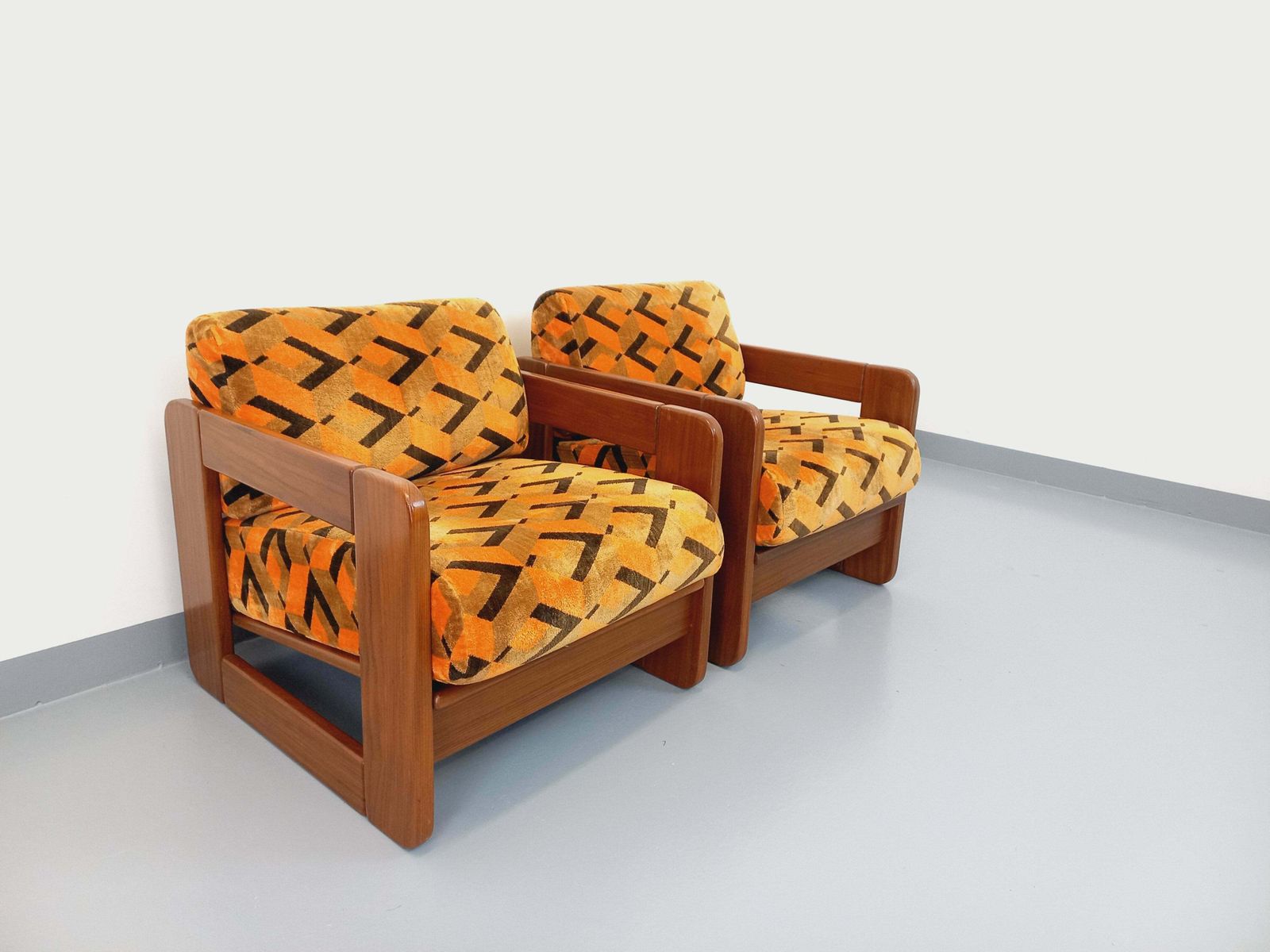 photo for sale 2 fauteuils à piètement traîneau en velours, années 1970