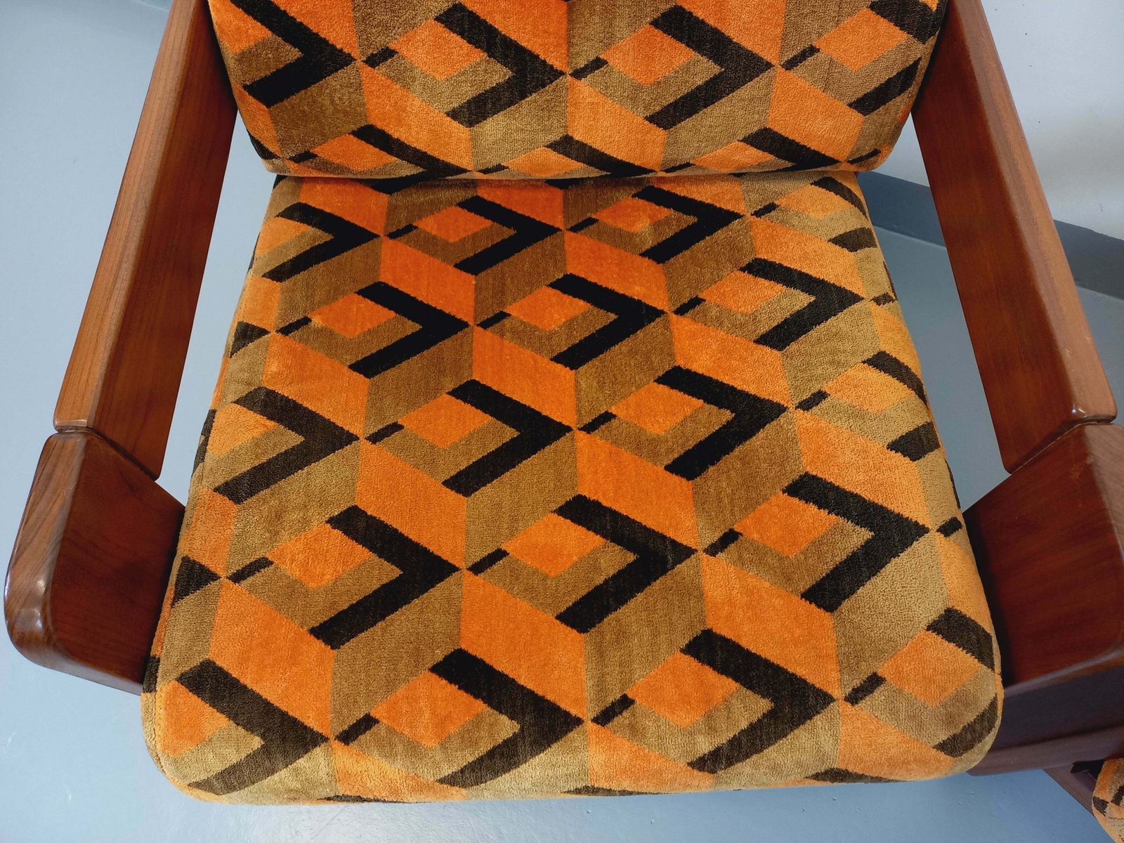 3442.0 2 fauteuils à piètement traîneau en velours, années 1970 photo