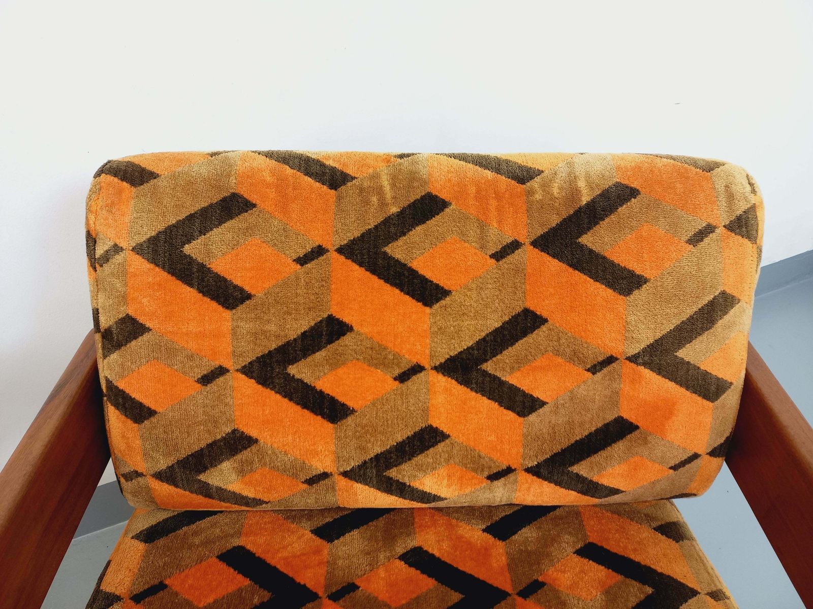 photo vinterior 2 fauteuils à piètement traîneau en velours, années 1970