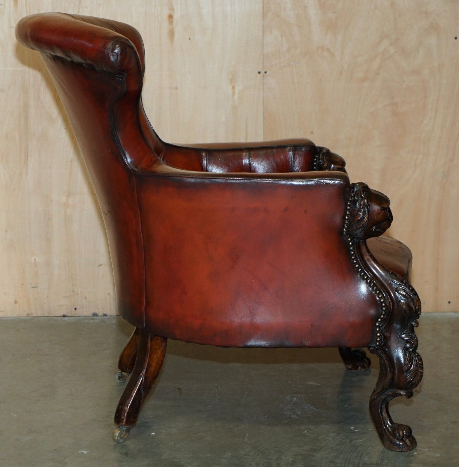 photo vintage Exquisite Antique Cir 1840 Hand Carved Lions Head Chesterfield Library Armchair