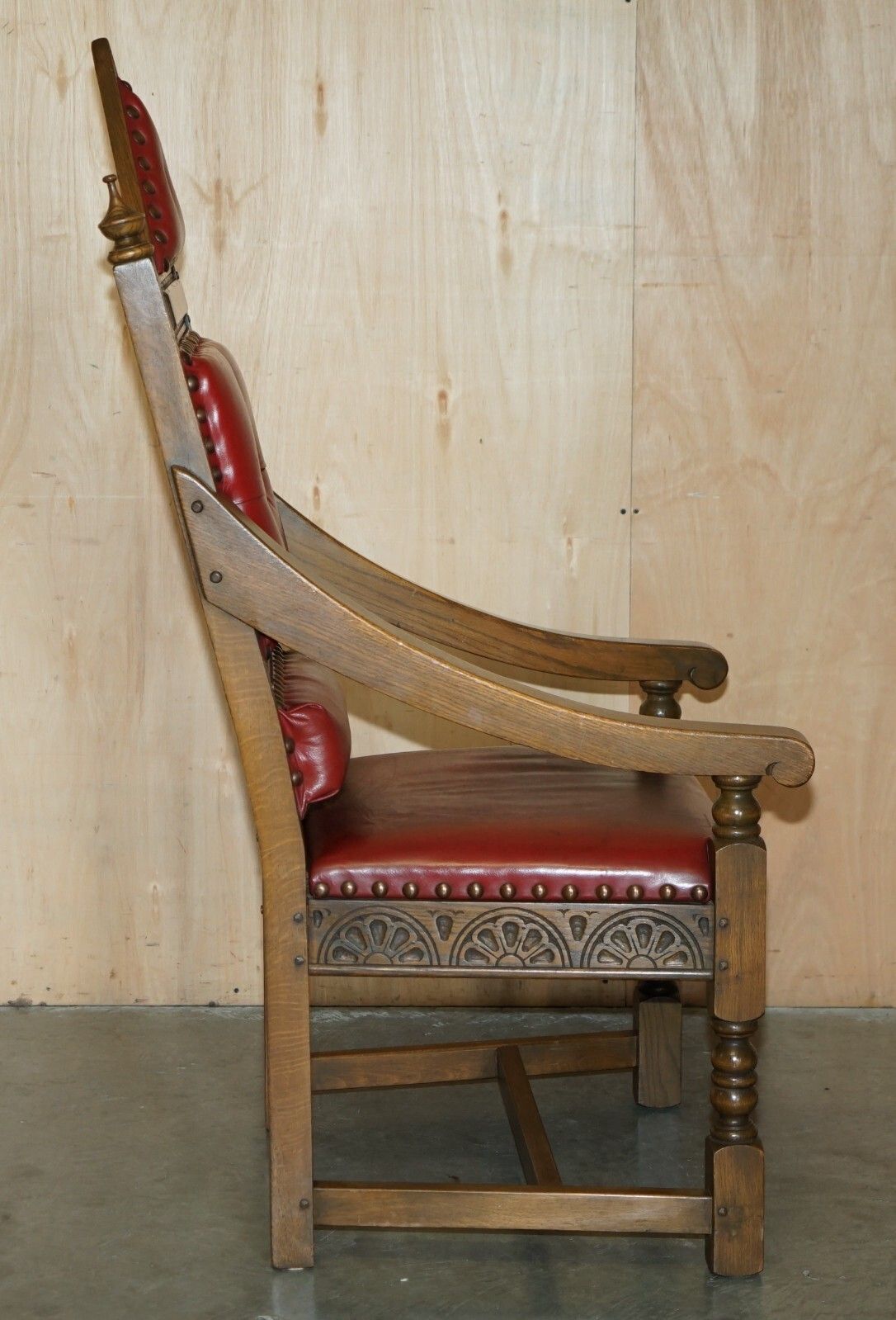 photo vintage Original Elizabeth II Silver Jubilee Throne Armchair English Oxblood Oak Leather