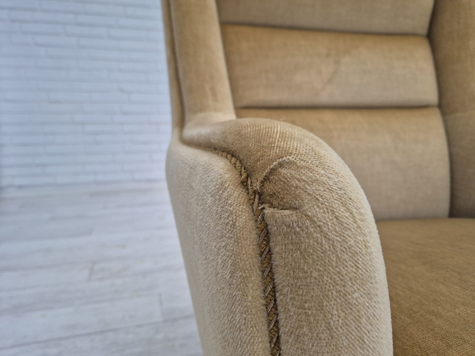 photo furniture Jaren 1970, Deense Fauteuil Met Hoge Rugleuning, Meubilairvelours.