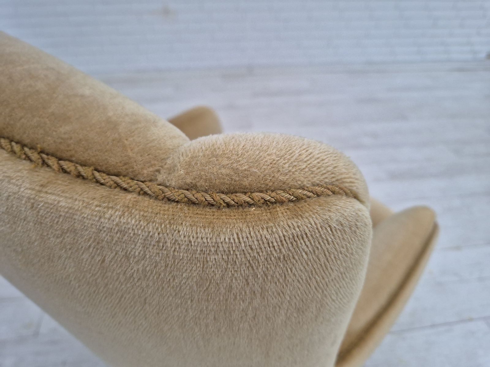 photo buy Jaren 1970, Deense Fauteuil Met Hoge Rugleuning, Meubilairvelours.