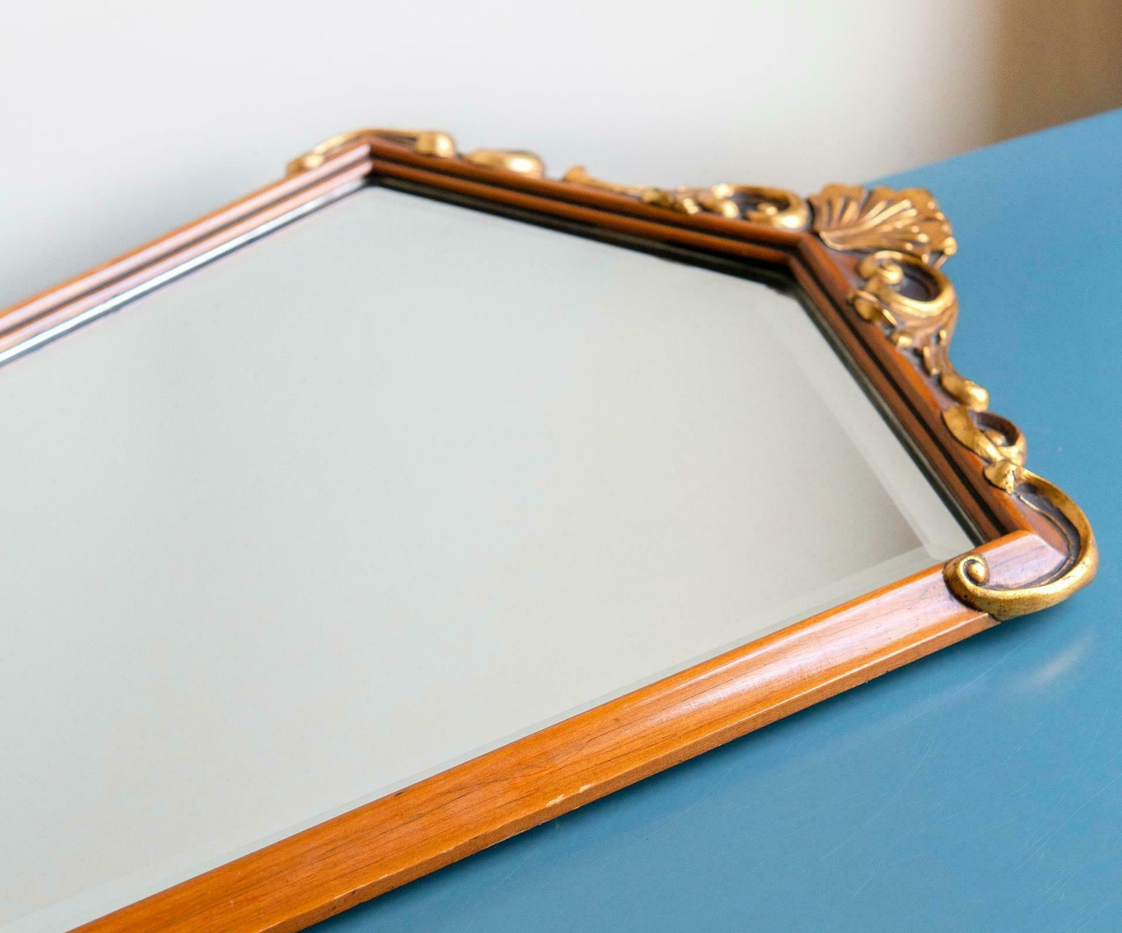 photo furniture Miroir baroque à ornements, cadre doré sculpté à la main, miroir mural belge d'époque