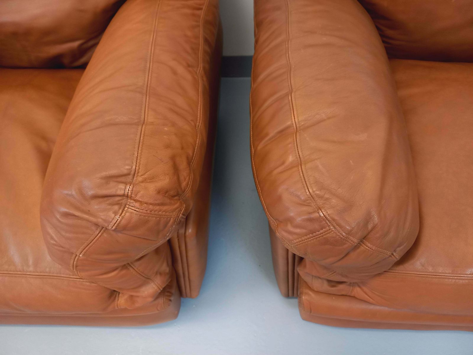 2 Tito Agnoli Coquelicot Armchairs In Leather photo vinterior