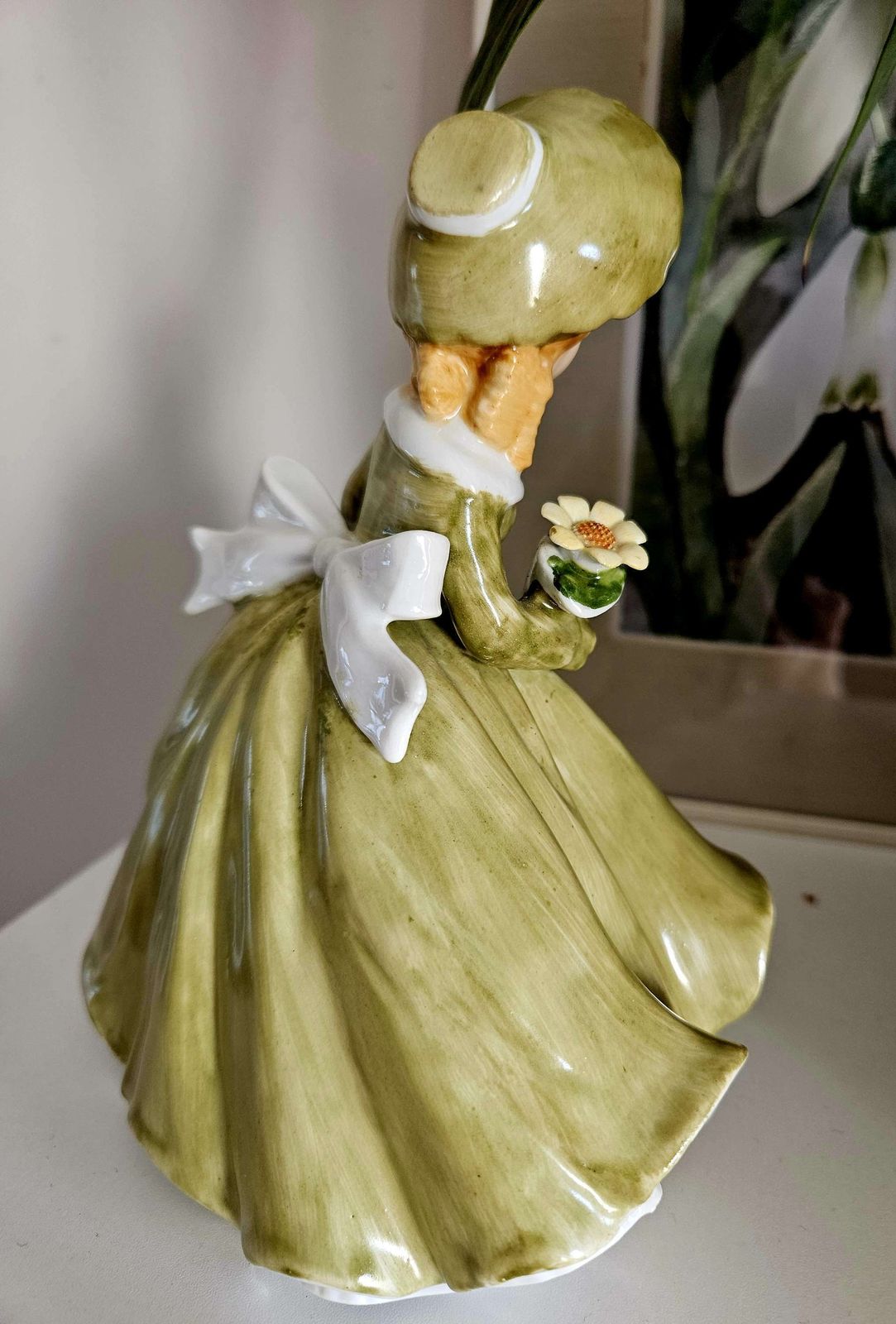 Alfretto Maruri Figurine Of Bonneted Lady In Green With Daisies photo Home Decor
