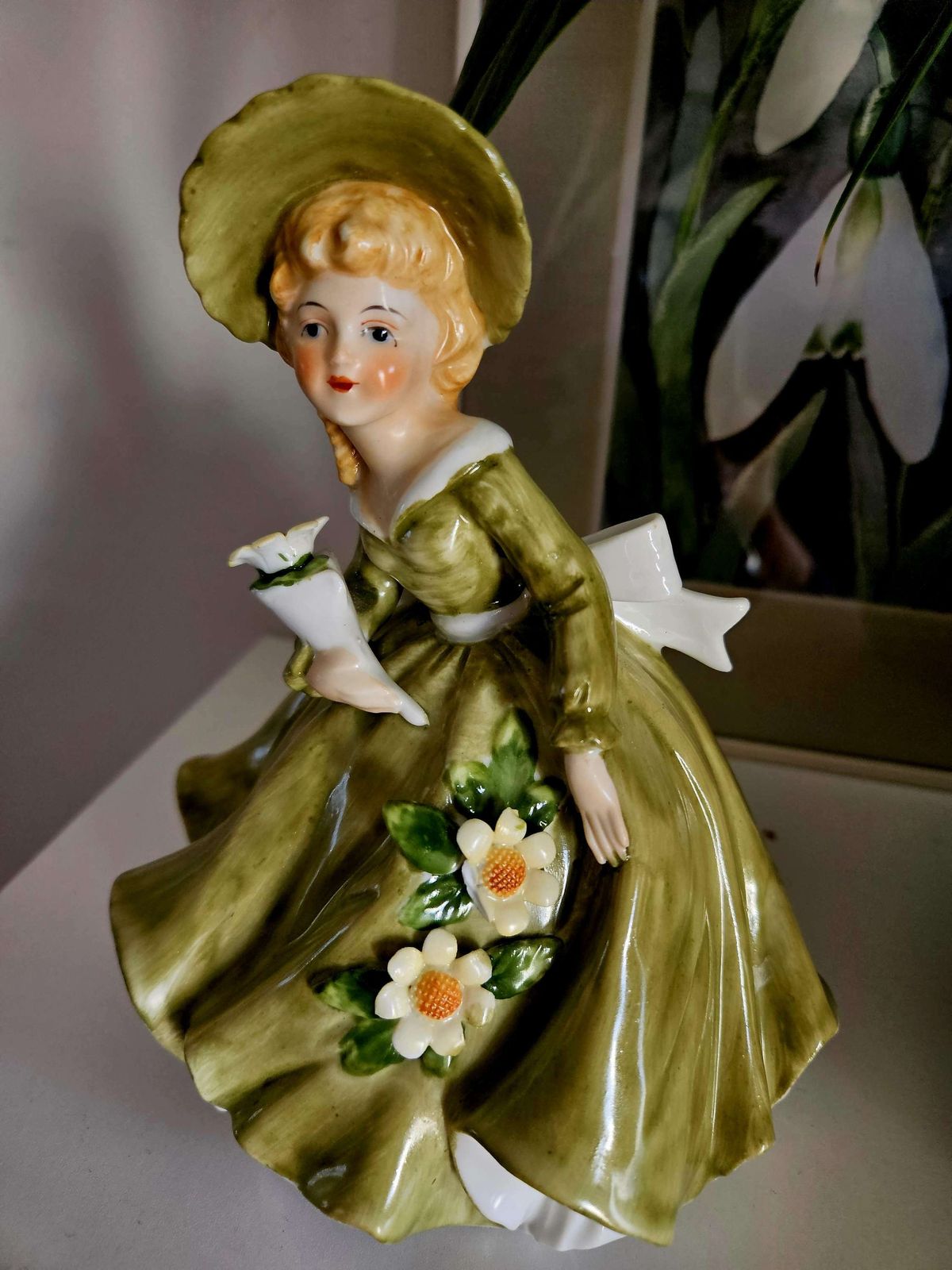 Alfretto Maruri Figurine Of Bonneted Lady In Green With Daisies