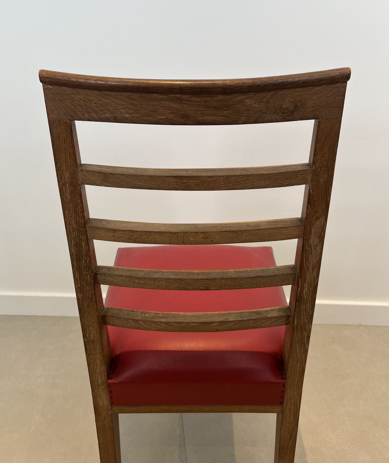 photo furniture Set Of 6 Oak Chairs With Red Skai Seats