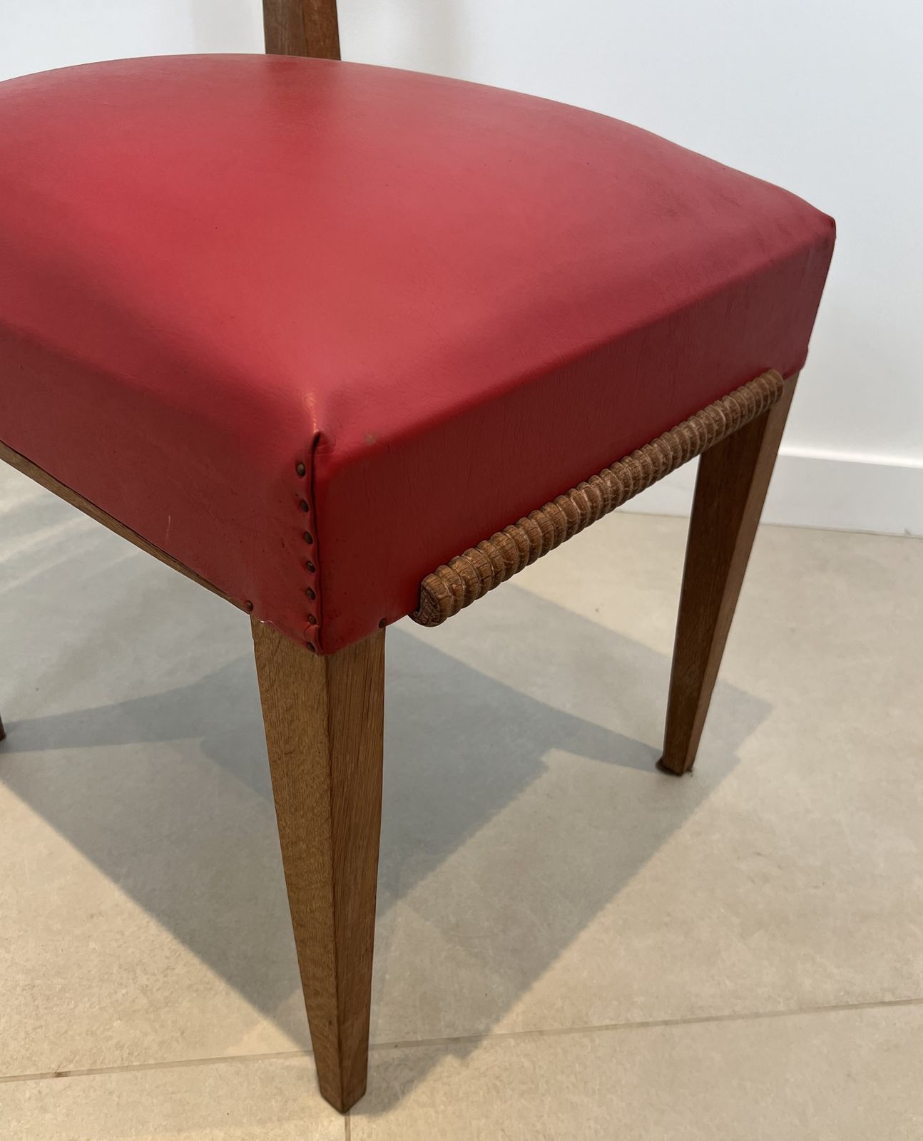 photo vintage Set Of 6 Oak Chairs With Red Skai Seats