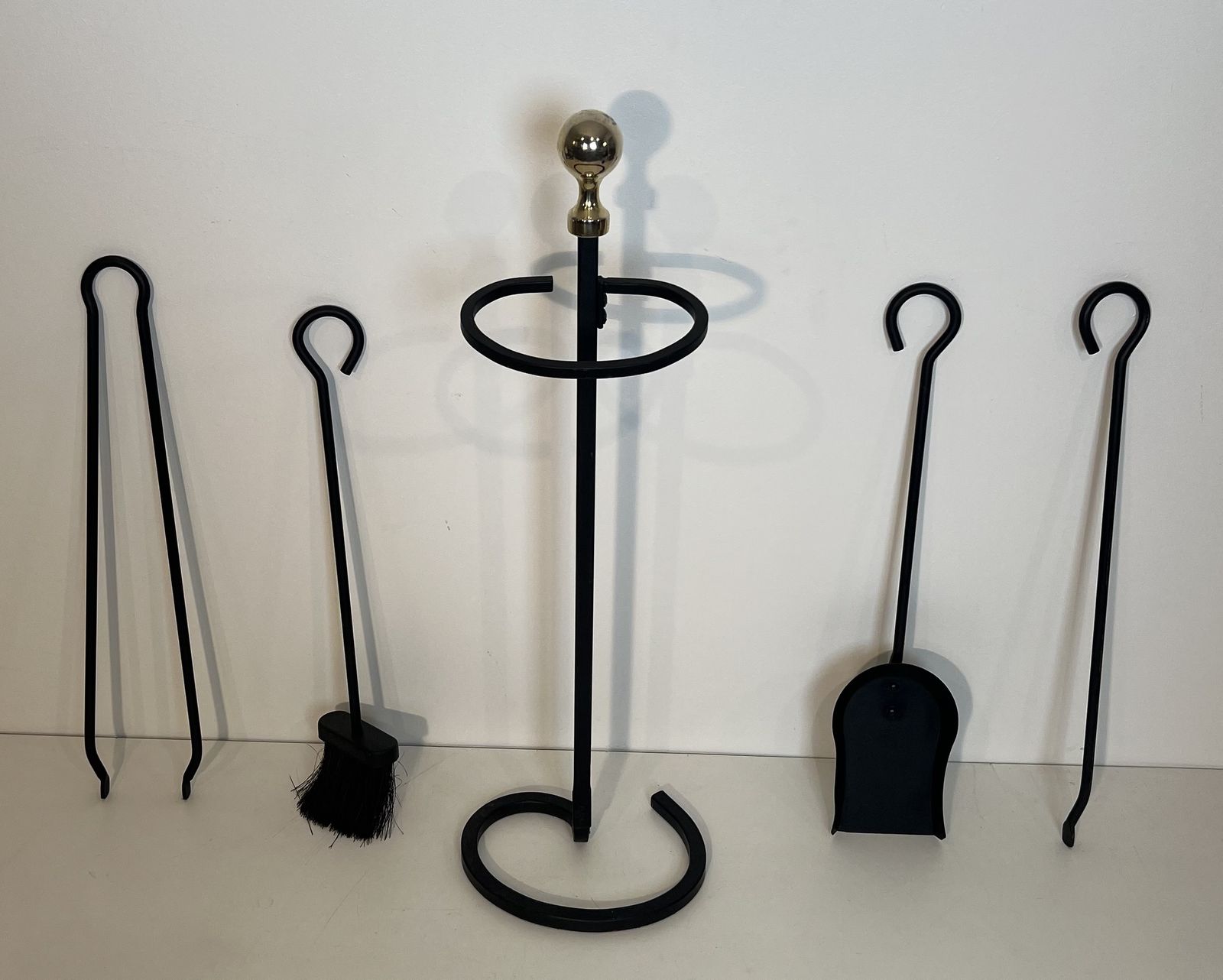 photo vinterior Black Lacquered Metal And Brass Design Fire Kit